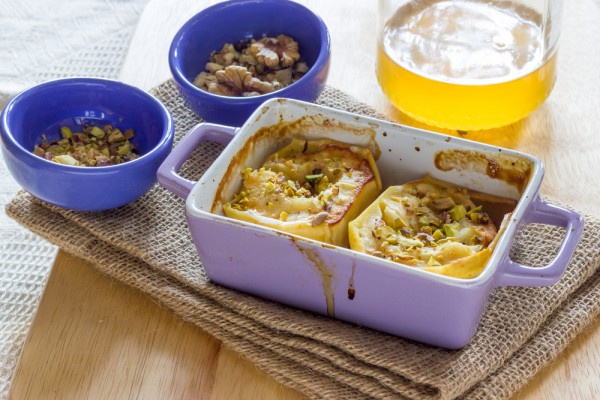 Запеченные яблоки с орехами и медом