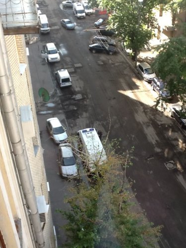 Сосед Ксении Собчак: Две полицейских машины у въезда во двор. Так что и тут тоже...
