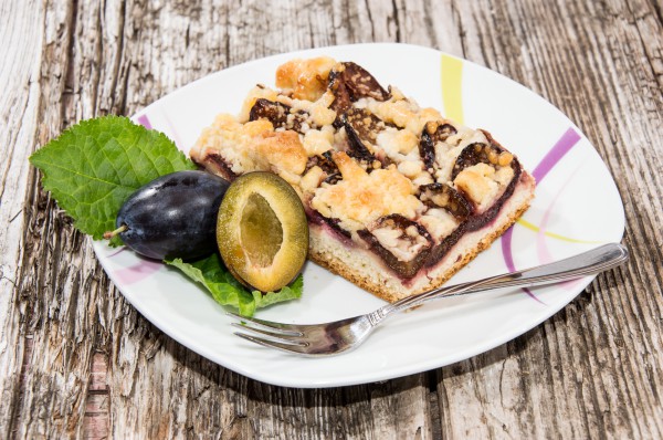 Сливовый пирог с ореховой крошкой
