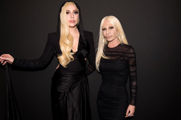 Певица Lady Gaga и дизайнер Донателла Версаче (справа)