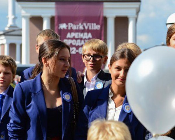 Дени Байсаров пришел на линейку в окружении секюрити