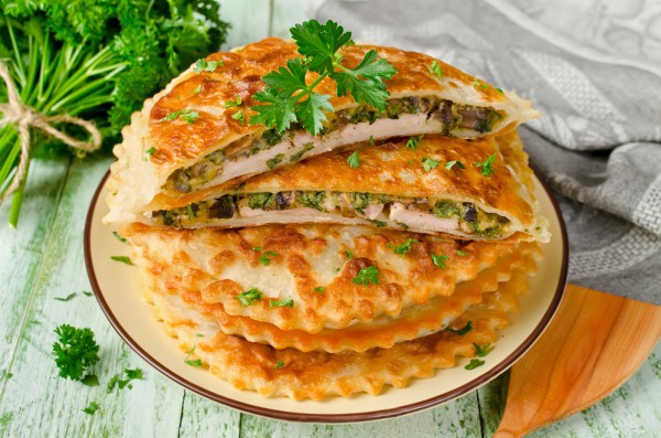 Мясо в тесте со шпинатом