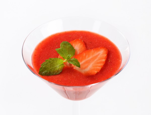 Клубничным пюре можно поливать мороженое