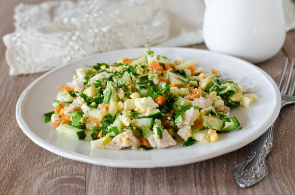 Салат из куриной грудки с огурцами солёными огурцами