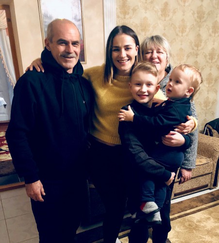Марта Адамчук с родителями и племянниками