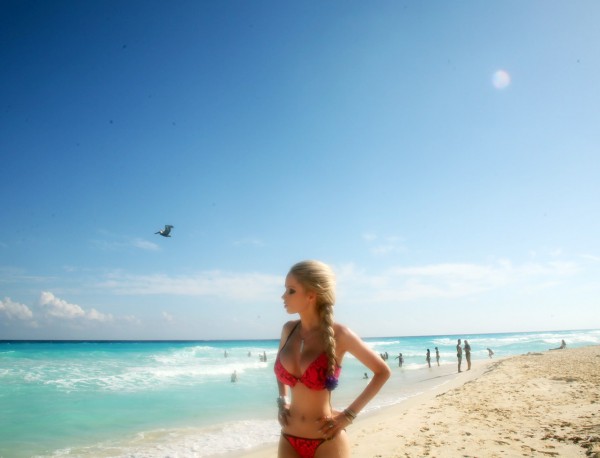 Одесская Барби Валерия Лукьянова продемонстрировала формы на карибском пляже