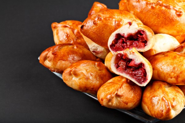 Нежные пирожки с клубникой