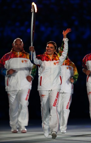 На открытии Олимпиады в Сочи Алина Кабаева засветила обручальное кольцо