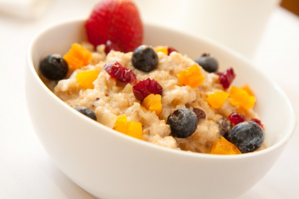 Рецепт 
                Постный завтрак: Овсяная каша с фруктами и медом
            