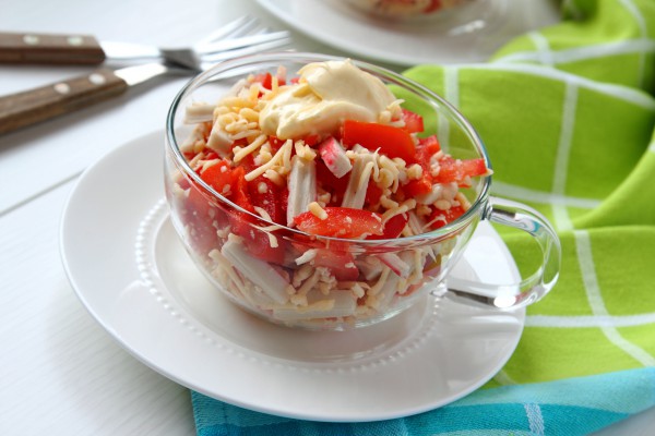Весенний салат из крабовых палочек