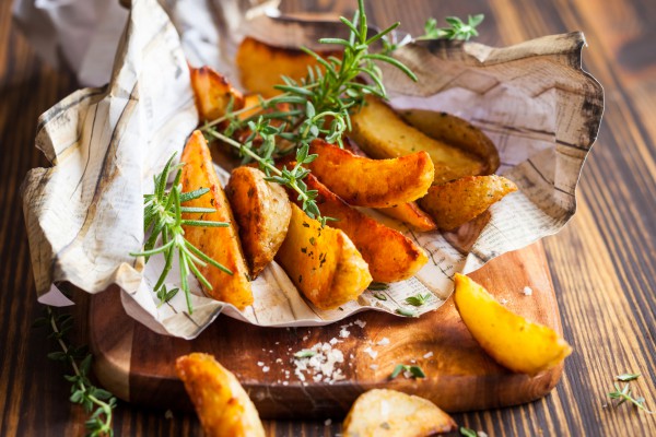Запеченный картофель с розмарином и солью