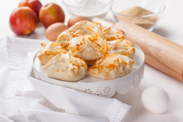 Слойки с яблочно-коричной начинкой