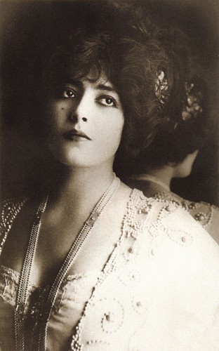 Женевьев Лантельм (1882 – 1911), французская театральная актриса.
