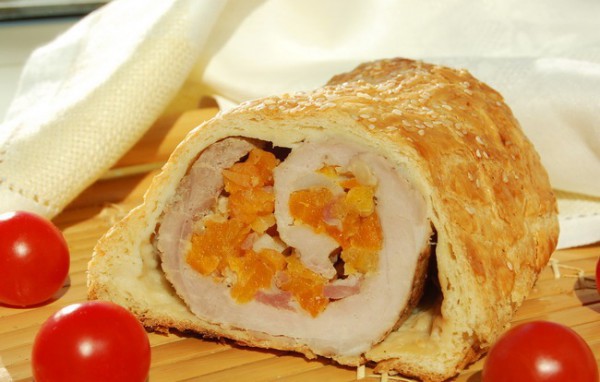 Мясной рулет с курагой