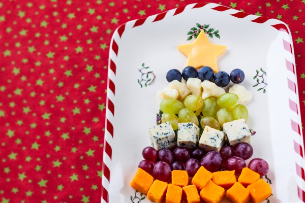 Сырная тарелка с фруктами в виде новогодней елки.