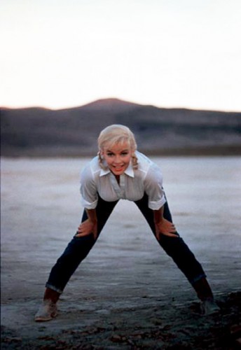 Актриса Мэрилин Монро снималась в джинсах в одной из своих известных фотосессий