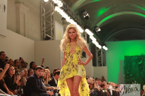 Светская львица Пэрис Хилтон на подиуме Ukrainian Fashion Week в платье от Андре Тана