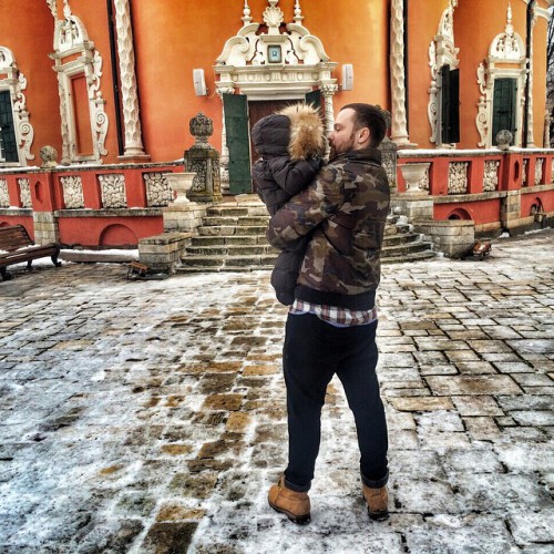 Алексей Чадов показал фото с ребенком на руках