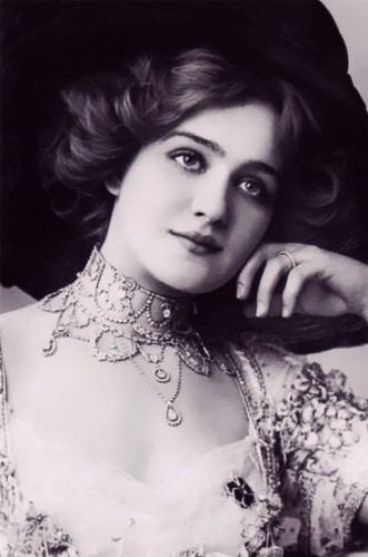 Лили Элси (1886 – 1962), популярная английская актриса и певица.