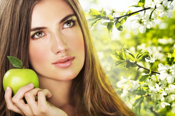 Яблоки содержат витамин С, железо и клетчатку