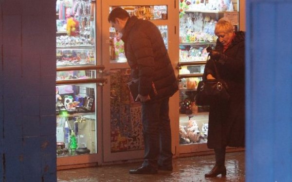 Дмитрий Дюжев покупает подарки в российской подземке