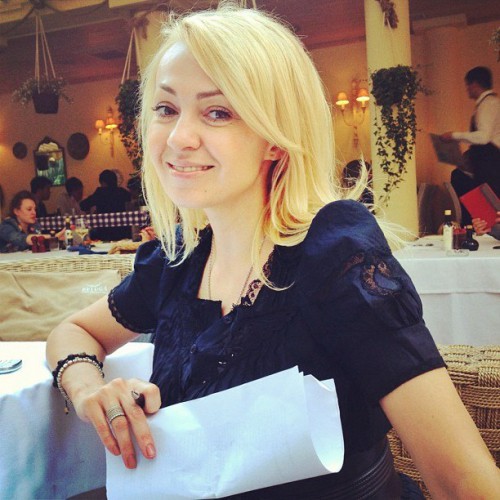 Яна Рудковская возмущена разговорами о том, что ее ребенка родила суррогатная мать