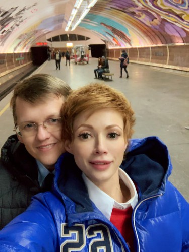 Павел Розенко и Елена-Кристина Лебедь в метро