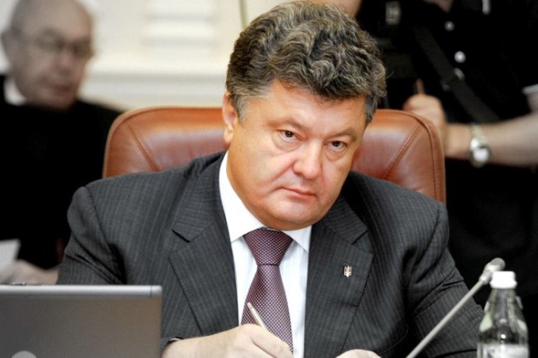 Петр Порошенко делился с девочками конфетами и носил их портфели