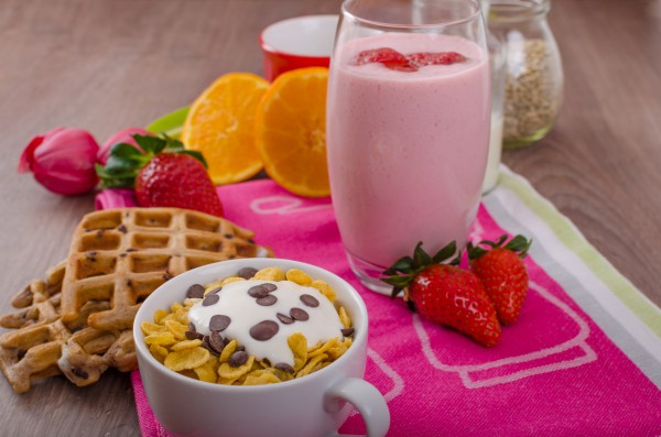 Клубника с йогуртом на завтрак