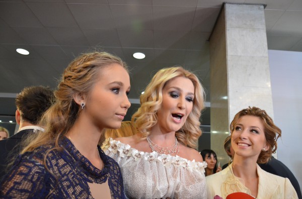 Снежана Егорова с дочками пришла на церемонию Viva! Самые красивые 2012