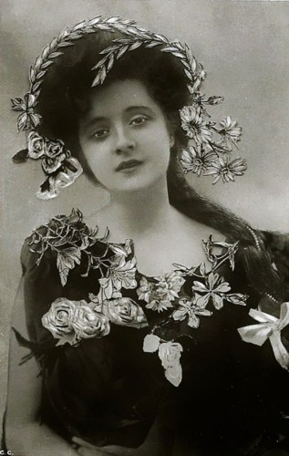 Мэри Уильям Этелберт, и звестная как Билли Берк (1884 – 1970), американская актриса, выступавшая на Бродвее.