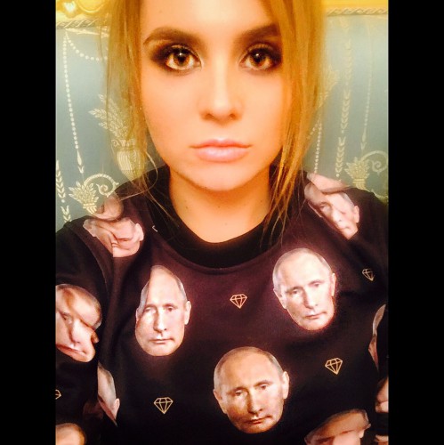 Анна в свитере с изображением Путина
