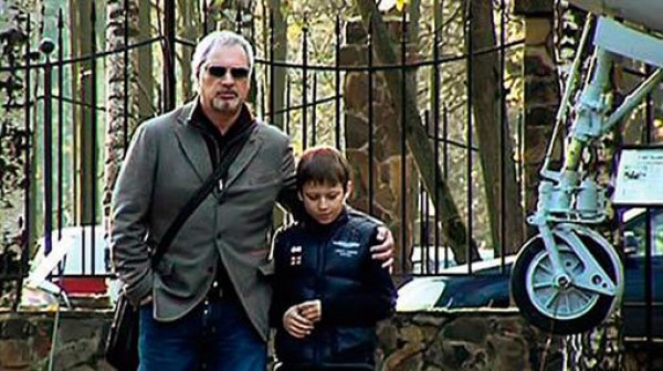 Валерий Меладзе гуляет с сыном