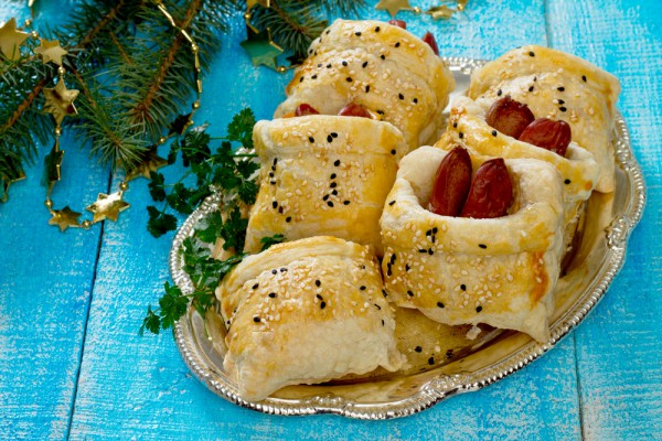 Конвертики из слоеного теста с сосисками