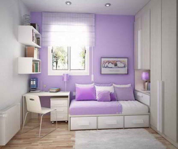 Милый и уютный дизайн светлой маленькой спальни дополняется декоративными элементами: картиной с цветами и темным узорчатым покрывалом.алом.