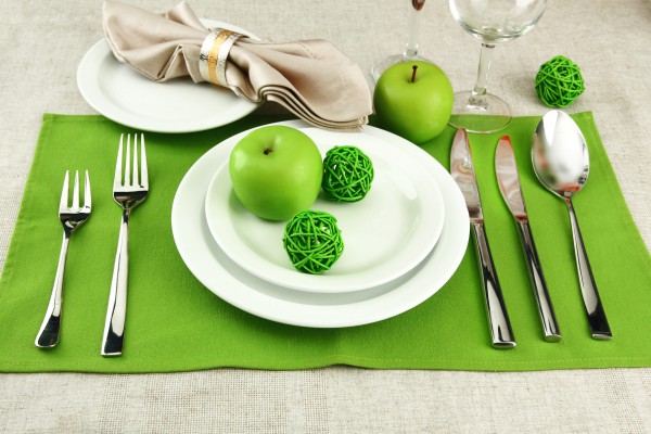 Весенняя сервировка стола в зеленых тонах