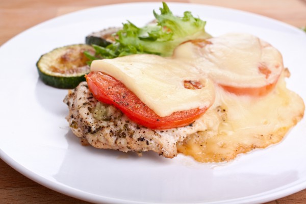 Запеченное мясо с помидорами