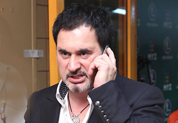 Валерий Меладзе не является в суд, а Евгению Гусеву увозят от туда на