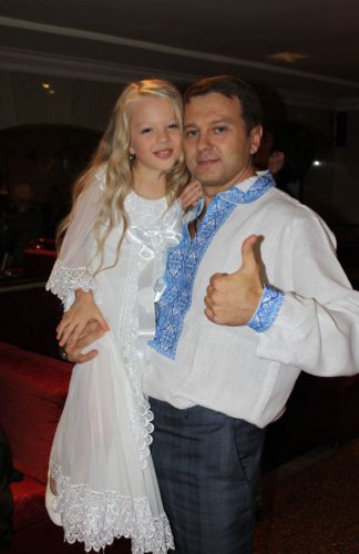 Тимофей Нагоный и одна из сестер Петрик, которая прославилась своим красивым голосом