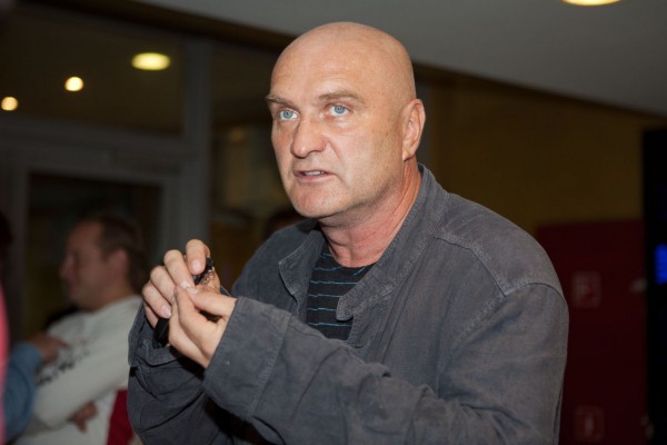 Александр Балуев любит вязать