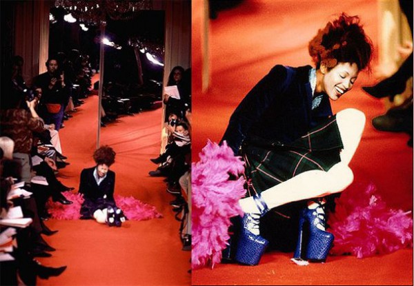 Наоми Кэмпбелл упала на показе Vivienne Westwood, 1993 год
