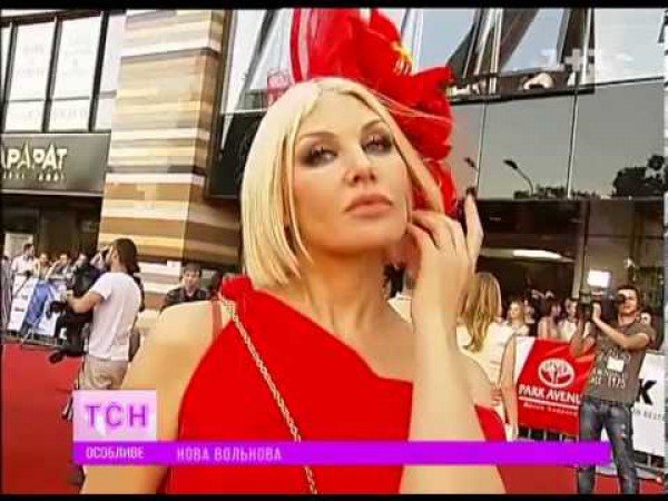 Светлана Вольнова избавляется от слез с помощью парикмахера