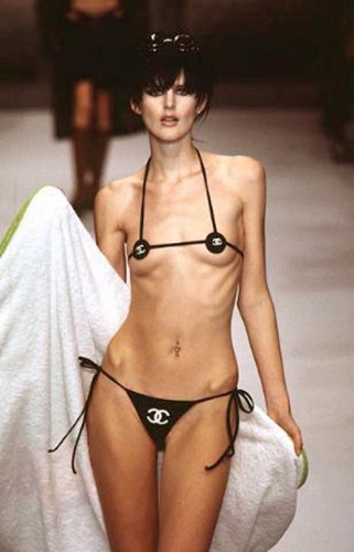 Модель Стелла Теннант в оригинальном купальнике Chanel (1996)