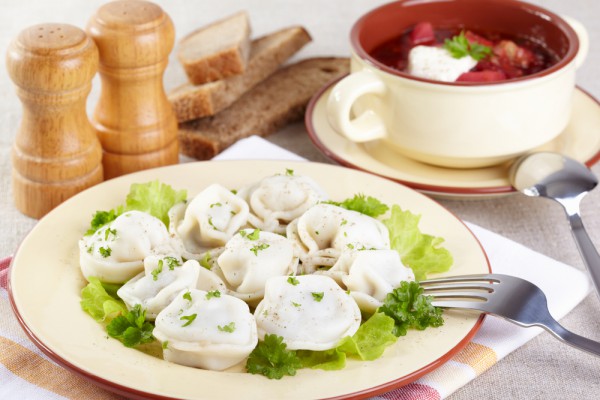Домашние пельмени с мясным фаршем Ингредиенты: Для теста: мука – 3 стакана молоко – 100 мл вода – 100 мл яйцо – 1 шт. соль – 1 чайная ложка без горки Для фарша: свинина – 500 г говядина – 500 г лук репчатый – 3 шт. соль, перец