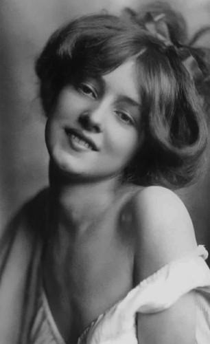 Эвелин Несбит (1884 – 1967), популярная американская хористка, модель и натурщица. В начале XX века ее лицо часто появлялось в журналах и газетах, она была одной из самых узнаваемых женщин того времени.
