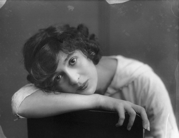Джулия Джеймс (1890 – 1964), английская актриса.