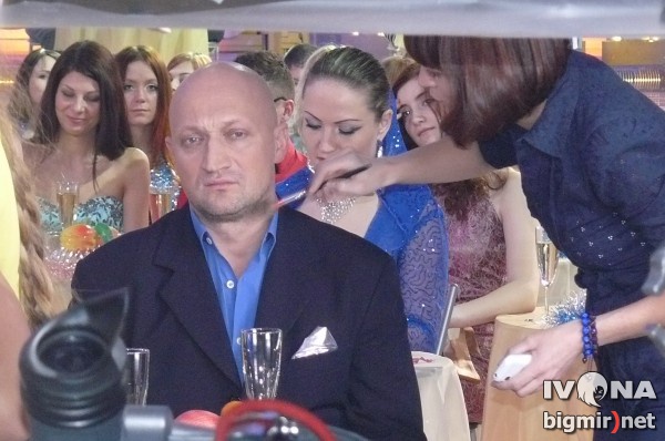 Российский актер Гоша Куценко был очень серьезным, спешил, поэтому отказался давать комментарий. Он думал и говорил с коллегами лишь о новом фильме Джентльмены, удачи
