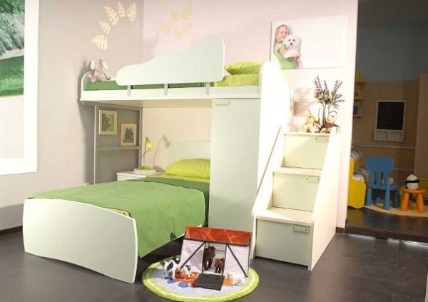 Отличный вариант - дизайн комнаты в светлых тонах. Подойдет  для тех семей, в которых дети - спокойные и тихие. В зависимости от размеров детской можно установить двухъярусную кровать.