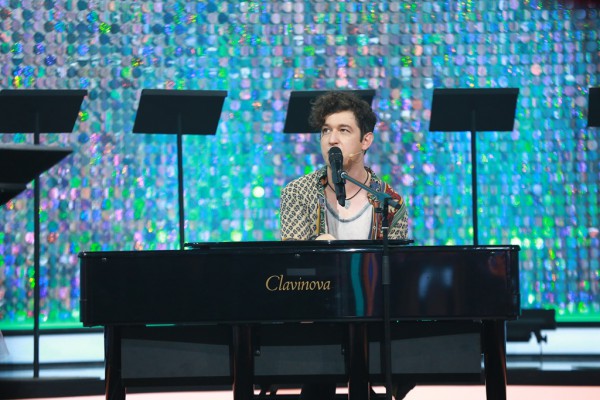 Украинскиц певец Pianoбой показал себя в рукоборстве.