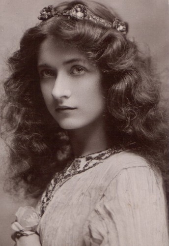 Мауд Фили (1883 – 1971), американская актриса немного кино.